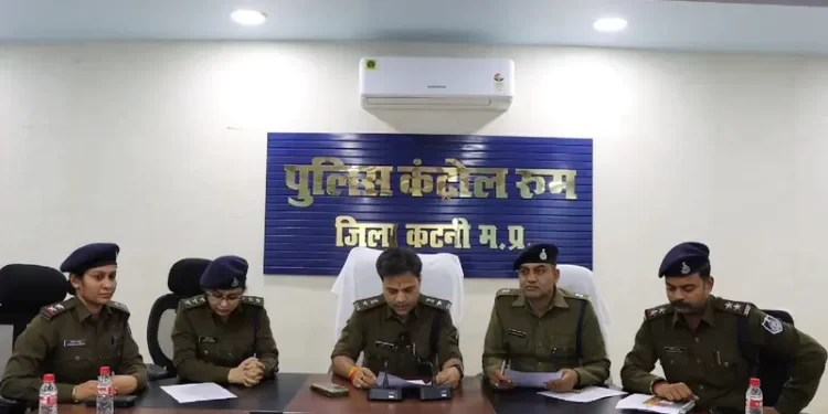 पुलिस अधीक्षक अभिजीत रंजन ने किया खुलासा IPL क्रिकेट सट्टा खिलाने वाले अन्तर्राज्यीय गिरोह के कब्जे से 2 लैपटॉप, 7 एंड्राइड मोबाइल फ़ोन, 15 ए टी एम कार्ड, 13 पासबुक व लाखों का हिसाब किताब जब्त,