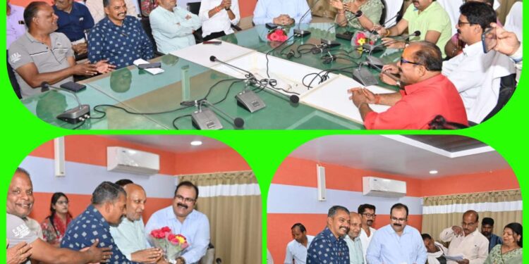 *जगन्नाथ चौक-घंटाघर मार्ग के प्रभावितों को सौंपे गए क्षतिपूर्ति राशि के चैक* *मेयर इन कांउसिल सभागार में आयोजित हुआ कार्यक्रम, मुआवजा राशि के लिए भू स्वामियों ने जताया महापौर का आभार*