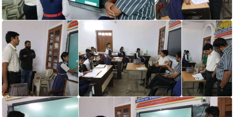टीचर बनें कलेक्टर स्कूल चलें हम अभियान के तहत ‘भविष्य से भेंट’ कार्यक्रम में कलेक्टर श्री यादव ने चाक थाम, ब्लैक बोर्ड में छात्राओं को पढ़ाया गणित