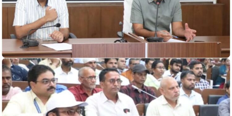 कलेक्टर श्री यादव की अध्यक्षता में जिले के अशासकीय मान्यता प्राप्त विद्यालयों के प्राचार्यों और संचालकों की बैठक संपन्न  स्कूल की वेबसाइट में पुस्तक प्रकाशकों के नाम सहित सूची अपलोड करने दिये निर्देश  पुस्तक, स्टेशनरी और गणवेश मेला में सहयोग का किया आग्रह