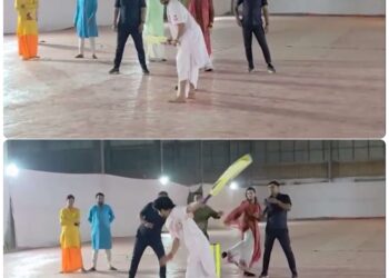 मुबंई पहुंचे बाबा वाधेश्वर बिल्कुल अलग अंदाज देखने को मिला। यहां धीरेंद्र कृष्ण शास्त्री मुबंई पुलिस के साथ क्रिकेट खेलते दिखाई दिये देखे  VIDEO