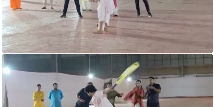 मुबंई पहुंचे बाबा वाधेश्वर बिल्कुल अलग अंदाज देखने को मिला। यहां धीरेंद्र कृष्ण शास्त्री मुबंई पुलिस के साथ क्रिकेट खेलते दिखाई दिये देखे  VIDEO