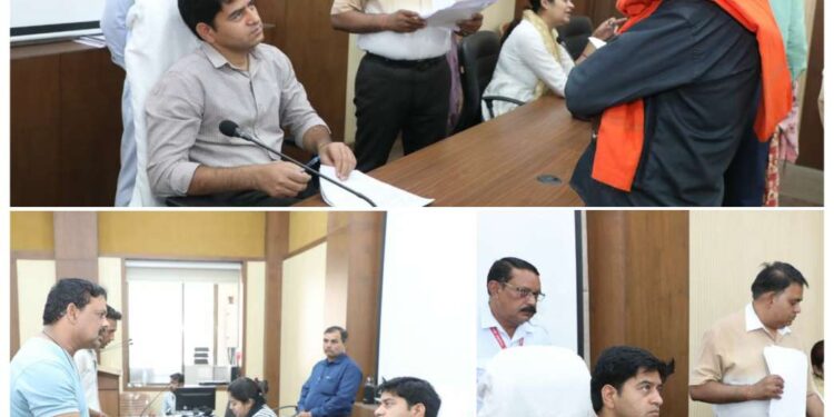 कलेक्ट्रेट में आयोजित जनसुनवाई में कलेक्टर श्री यादव ने सुनी 77 आवेदकों की समस्याएं, दिए निराकरण के निर्देश
