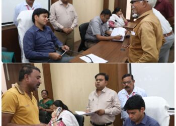 ब्रेकिंग कलेक्टर  दिलीप कुमार यादव कलेक्ट्रेट में आयोजित जनसुनवाई कार्यक्रम में कर रहे लोगों की समस्याओं और शिकायतों की सुनवाई। अधिकारियों को दे रहे निराकरण के निर्देश*।