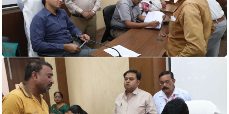 ब्रेकिंग कलेक्टर  दिलीप कुमार यादव कलेक्ट्रेट में आयोजित जनसुनवाई कार्यक्रम में कर रहे लोगों की समस्याओं और शिकायतों की सुनवाई। अधिकारियों को दे रहे निराकरण के निर्देश*।
