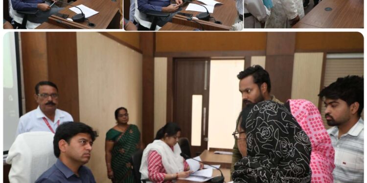 कलेक्टर श्री यादव ने सुनी 107 आवेदकों की समस्यायें अधिकारियों को दिये निराकरण के निर्देश
