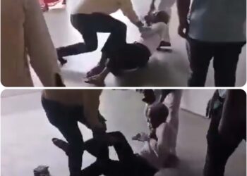 देखिए डॉक्टर का “शैतानी रूप” 70 साल के बुजुर्ग के साथ पहले मारपीट फिर घसीट कर बाहर किया गया है !!