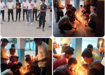 श्रद्धांजलि सभा कर तथा कैंडल मार्च निकालकर पत्रकारों ने की आंखें नम