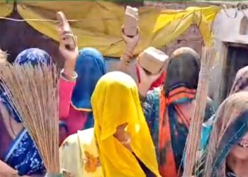 सास से शादी कर गांव पहुंचा राहुल, लोगों ने झाड़ू से किया स्वागत, उल्टे पांव खदेड़े गए दोनों !! देखे VIDEO