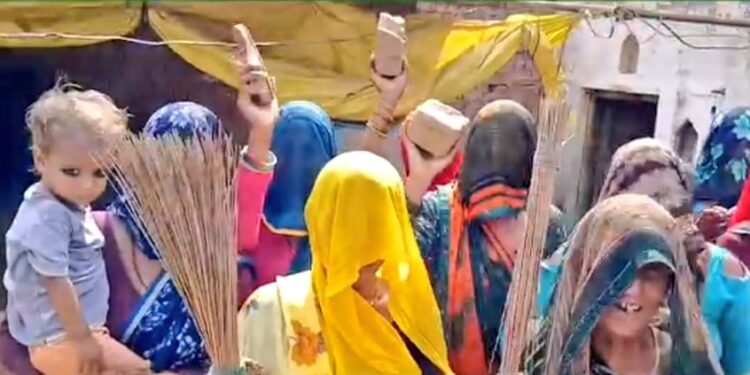 सास से शादी कर गांव पहुंचा राहुल, लोगों ने झाड़ू से किया स्वागत, उल्टे पांव खदेड़े गए दोनों !! देखे VIDEO