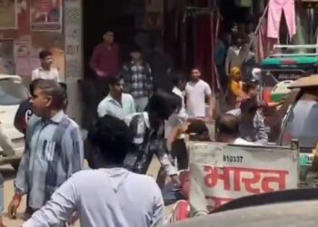 दबंगो ने दो युवकों पर लाठी-डंडो से किया हमला  “पिटाई की लाइव वीडियो सोशल मिडिया पर हुआ वायरल”  दोनों युवकों के माफ़ी मांगने पर भी दबंग पीटते रहे युवकों को