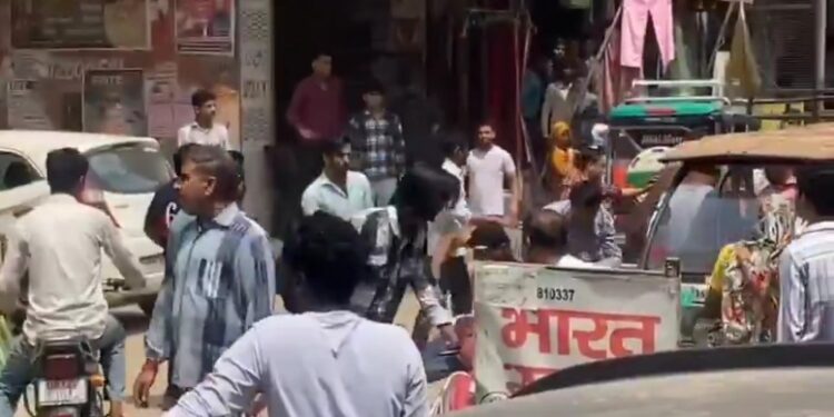 दबंगो ने दो युवकों पर लाठी-डंडो से किया हमला  “पिटाई की लाइव वीडियो सोशल मिडिया पर हुआ वायरल”  दोनों युवकों के माफ़ी मांगने पर भी दबंग पीटते रहे युवकों को