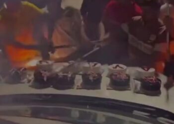 भोपाल एयरपोर्ट रोड पर युवकों का हुड़दंग, तलवार से केक काटने के साथ की आतिशबाजी, सड़क घेरकर मनाया बर्थडे, कानून का डर खत्म