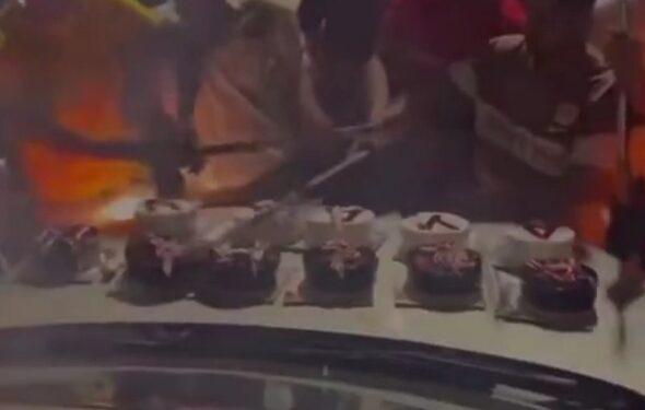 भोपाल एयरपोर्ट रोड पर युवकों का हुड़दंग, तलवार से केक काटने के साथ की आतिशबाजी, सड़क घेरकर मनाया बर्थडे, कानून का डर खत्म