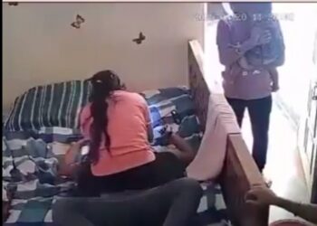 देखिए महिला का वायरल VIDEO किस तरह महिला आपने पति की पिटाई कर रही