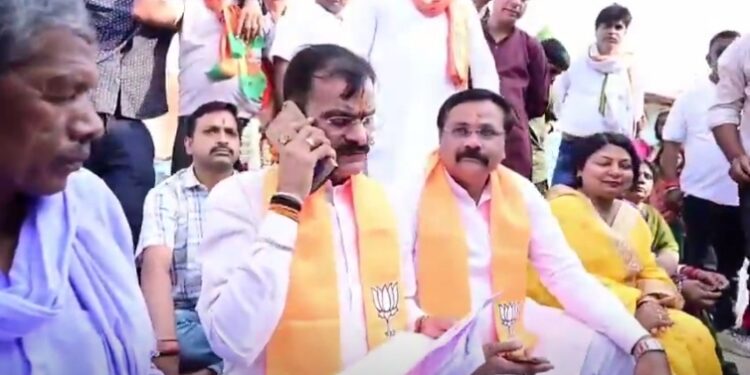 पानी के लिए परेशान थे लोग, शिकायत मिली तो बीजेपी प्रदेश अध्यक्ष बी डी शर्मा ने मौके से ही PHE अधिकारी को लगा दिया फोन । सुनिए पूरा संवाद ।