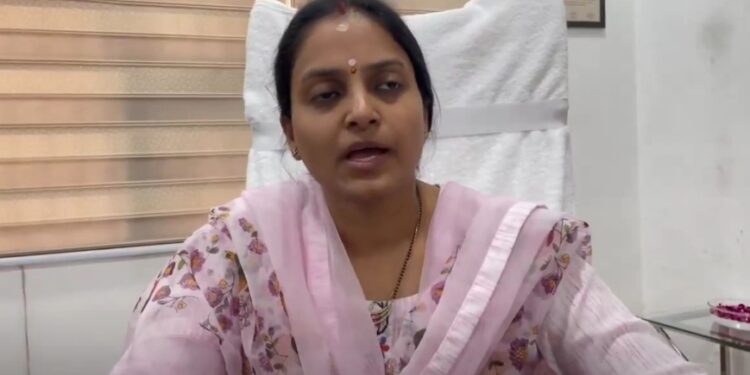  8 अधिकारी-कर्मचारी निलंबित  FIR दर्ज, विभागीय कार्रवाई के आदेश  शमी की बहन की सास से 8.68 लाख की वसूली ग्राम प्रधान गुले आयशा के खाते सीज