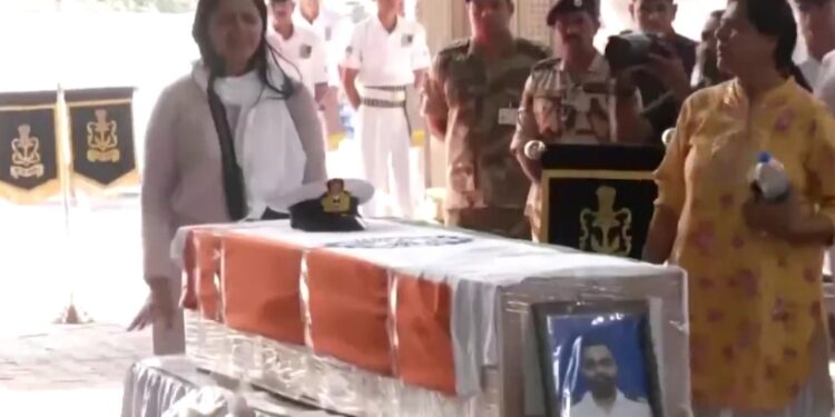भारतीय नौसेना के लेफ्टिनेंट विनय नरवाल की पत्नी ने अपने पति को भावभीनी विदाई दी,जो पहलगाम आतंकी हमले में शहीद हो गए थे. दोनों की शादी 16 अप्रैल को हुई थी।