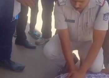पुलिस का मानवीय चेहरा एक बार फिर सामने आया जब सब-इंस्पेक्टर श्री राजकुमार बौद्ध ने सड़क पर हार्ट_अटैक से तड़प रहे एक राहगीर को  CPR देकर उसकी जान बचाई।