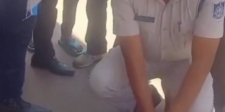 पुलिस का मानवीय चेहरा एक बार फिर सामने आया जब सब-इंस्पेक्टर श्री राजकुमार बौद्ध ने सड़क पर हार्ट_अटैक से तड़प रहे एक राहगीर को  CPR देकर उसकी जान बचाई।