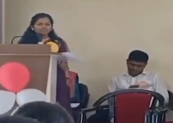 महाराष्ट्र धाराशिव जिले के कॉलेज में फेयरवेल स्पीच के दौरान 20 साल की छात्रा मंच पर अचानक बेहोश होकर गिरी, हार्ट अटैक से मौत, घटना कैमरे में कैद हो गई, जिसका वीडियो सोशल मीडिया पर वायरल हो रहा