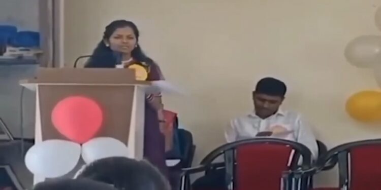 महाराष्ट्र धाराशिव जिले के कॉलेज में फेयरवेल स्पीच के दौरान 20 साल की छात्रा मंच पर अचानक बेहोश होकर गिरी, हार्ट अटैक से मौत, घटना कैमरे में कैद हो गई, जिसका वीडियो सोशल मीडिया पर वायरल हो रहा