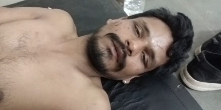 *कटनी रेलवे स्टेशन के बाहर बरही निवासी युवक को चाकू से हमला कर लूटपाट* *पुलिस ने कहा पहले कराओ उपचार, ऑटो चालक की मदद से जख्मी युवक पहुंचा जिला अस्पताल, उपचार जारी* *देखे VIDEO*