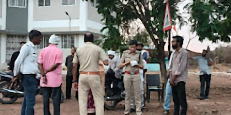 जुहला चौकी प्रभारी मोनिका खडसे ने यातायात के नियमों को उल्लंघन करने वाले वाहन मालिकों पर की सड़क जांच करवाई