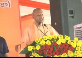 लातों के भूत बातों से नहीं मानते…’, ममता बनर्जी पर भड़के CM योगी आदित्यनाथ, कहा- बंगाल जल रहा है, वहां की मुख्यमंत्री चुप हैं, सेक्युलरिज्म के नाम पर दंगाइयों को खुली छूट दे दी है