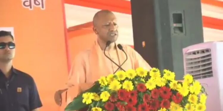 लातों के भूत बातों से नहीं मानते…’, ममता बनर्जी पर भड़के CM योगी आदित्यनाथ, कहा- बंगाल जल रहा है, वहां की मुख्यमंत्री चुप हैं, सेक्युलरिज्म के नाम पर दंगाइयों को खुली छूट दे दी है