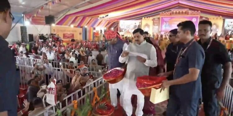 मुख्यमंत्री डॉ. मोहन यादव द्वारा ग्राम टिकरवारा, जिला मण्डला में आयोजित कार्यक्रम में मुख्यमंत्री लाड़ली बहना योजना अंतर्गत 1.27 करोड़ बहनों को ₹1552.38 करोड़ की राशि का अंतरण