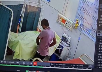 जिला अस्पताल में वार्ड बॉय ने महिला की लाश से कुंडल चुरा लिए। रोड एक्सीडेंट में महिला की मौत हुई थी। CCTV देखिए।