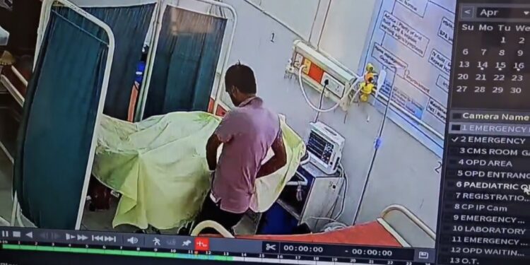 जिला अस्पताल में वार्ड बॉय ने महिला की लाश से कुंडल चुरा लिए। रोड एक्सीडेंट में महिला की मौत हुई थी। CCTV देखिए।