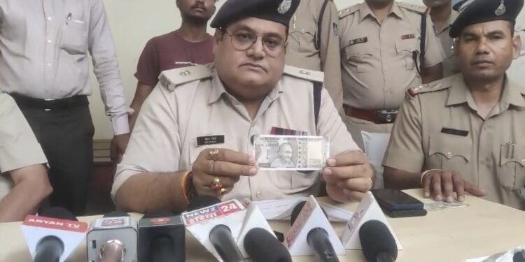 *थाना सौंसर पुलिस ने बाजार में नकली नोट (भारतीय करेंसी) चलाते हुये 02 आरोपियों को किया गिरफ्तार*
