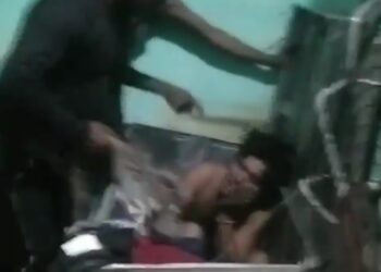 शादीशुदा गर्लफ्रेंड से मिलने पहुंचा बॉयफ्रेंड परिजनों को देख संदूक में घुसा। संदूक से बाहर निकालकर हुई पिटाई !!