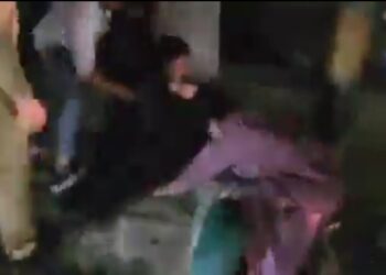 2 फूल -1 माली….  एक शौहर के लिए भिड़ी 2 बीवियाँ, बेवफा BV ने नई वाली को जमकर धुना