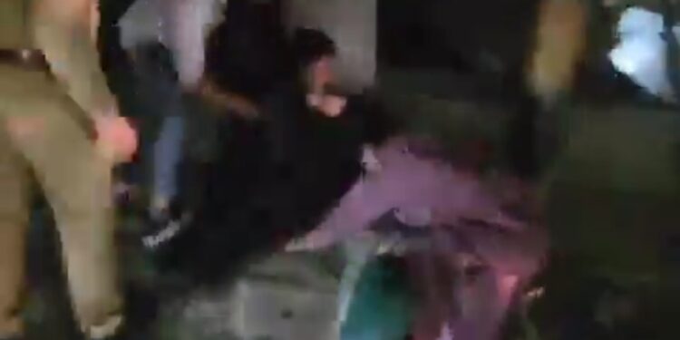 2 फूल -1 माली….  एक शौहर के लिए भिड़ी 2 बीवियाँ, बेवफा BV ने नई वाली को जमकर धुना