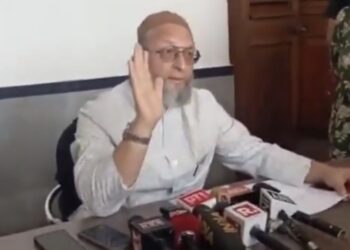 ओवैसी का बड़ा बयान!   समुदाय पूछकर, धर्म पूछकर गोली मारा है।  आतंकवादी पाकिस्तान से आए थे ये सबको पता है।”