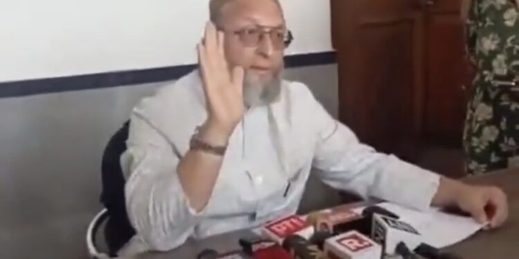 ओवैसी का बड़ा बयान!   समुदाय पूछकर, धर्म पूछकर गोली मारा है।  आतंकवादी पाकिस्तान से आए थे ये सबको पता है।”