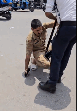 सिपाही का नशे में धुत वीडियो वायरल, हाथ में रायफल लेकर सड़क पर लड़खड़ाता नजर आया