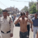 अर्धनग्न करके बदमाश का पुलिस ने निकाला जुलुस, वारदात करने की फिराक में घूम रहा था जिलाबदर बदमाश अराहम, धारदार हथियार जब्त