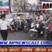 इंदौर ट्रैफिक पुलिस की अनोखी पहल, महिला हवलदार सोनाली सोनी फिल्मी गाने गाकर सिखा रहीं ट्रैफिक नियम, लोगों को हेलमेट पहनने और ट्रैफिक नियमों का पालन करने के लिए कर रहीं प्रेरित