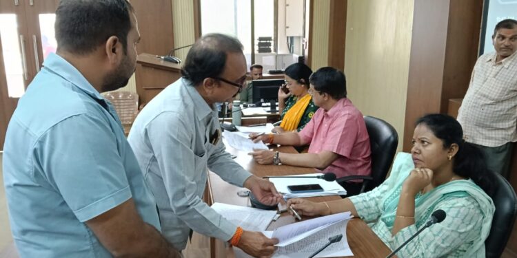 जनसुनवाई में अधिकारियों ने सुनी 165 आवेदकों की समस्यायें, दिए निराकरण के निर्देश