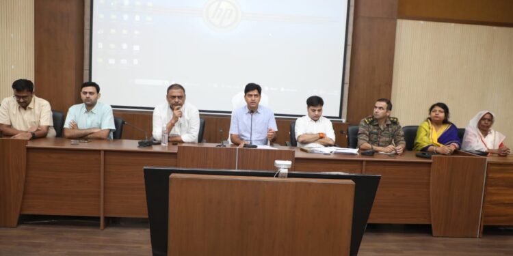 संदिग्ध गतिविधि वाले लोगों की सूचना कंट्रोल रूम को दें सोशल मीडिया पर प्रसारित संवेदनशील संदेशों को न करें फॉरवर्ड रेलवे स्टेशन, बस स्टैंड में होगी संदिग्धों की जांच, ट्रैफिक पुलिस करेगी वाहनों की चेकिंग कलेक्टर श्री यादव की अध्यक्षता में आयोजित हुई जिला आपदा प्रबंधन की बैठक