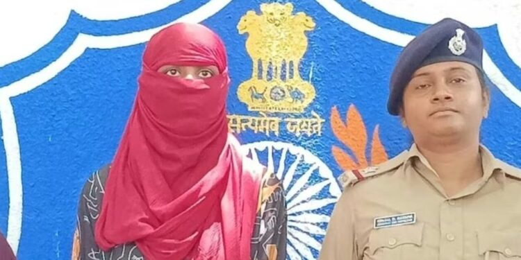 23 साल की ट्यूशन टीचर 13 साल के छात्र को भगा ले गई। 4 दिन बाद पुलिस ने टीचर को अरेस्ट किया। पूछताछ में टीचर ने कहा– मैं 5 महीने की प्रेगनेंट हूं। ये बच्चा इसी छात्र का है। इसलिए ही छात्र को लेकर भागी थी।