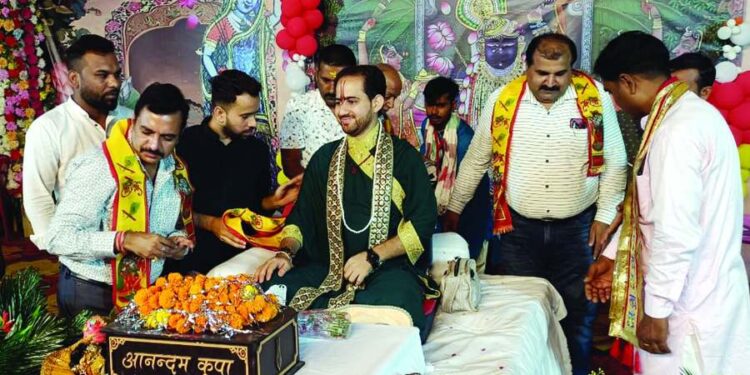 जिला पंचायत उपाध्यक्ष ने अंकुश तिवारी महाराज से लिया आशीर्वाद ग्राम पोनिया में श्रीमद्भागवत कथा ज्ञान यज्ञ सप्ताह का समापन