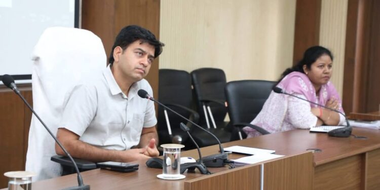 कलेक्टर श्री यादव ने राजस्व कार्यों व प्रकरणों में तेजी लाने के दिए निर्देश