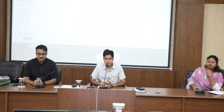 कलेक्टर श्री यादव ने समय-सीमा बैठक में सीएम हेल्पलाइन, गेहूँ उपार्जन, ई-ऑफिस, स्थानांतरण प्रस्ताव व जल गंगा संवर्धन अभियान की, की समीक्षा