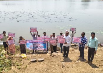ढीमरखेड़ा के ग्राम मुरवारी मे श्रमदान कर, ग्रामीणों ने की बड़ा तालाब की सफाई