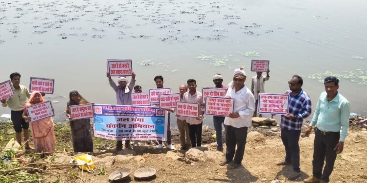 ढीमरखेड़ा के ग्राम मुरवारी मे श्रमदान कर, ग्रामीणों ने की बड़ा तालाब की सफाई